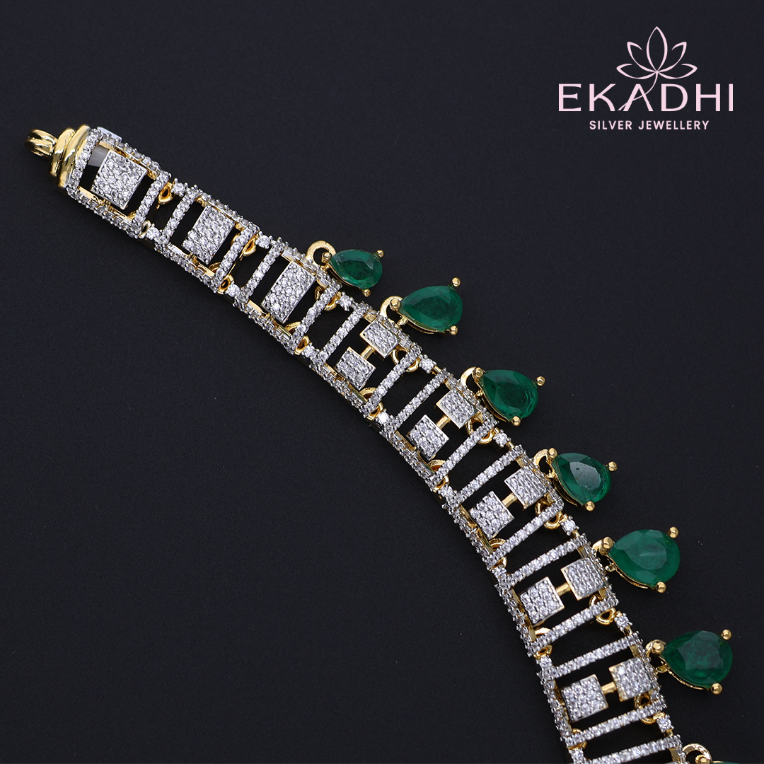 HJ11698 – Premium CZ Necklace with Unique Green Design