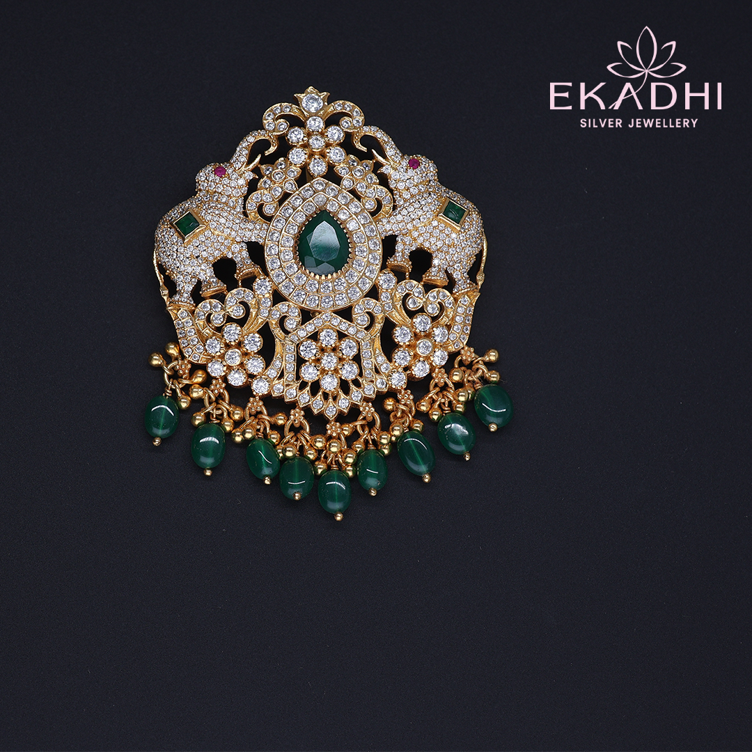 HJ12008 – Green Bead Pendant with Regal Appeal