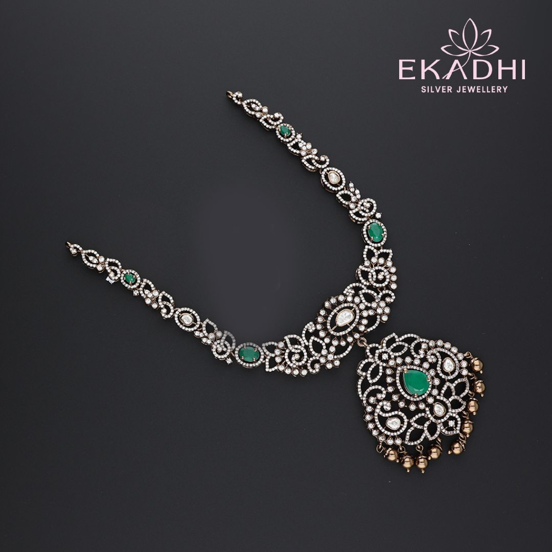 HJ13181 – Detailed Victorian Bridal Necklace with Traditional Appeal