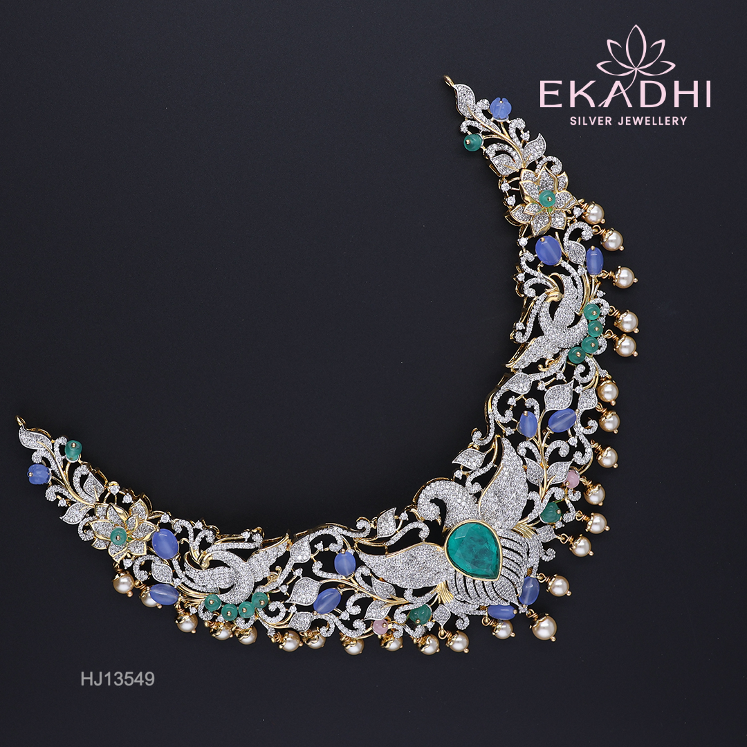 HJ13549 – Colour Stone Necklace with Swan Motif & Emerald Centerpiece