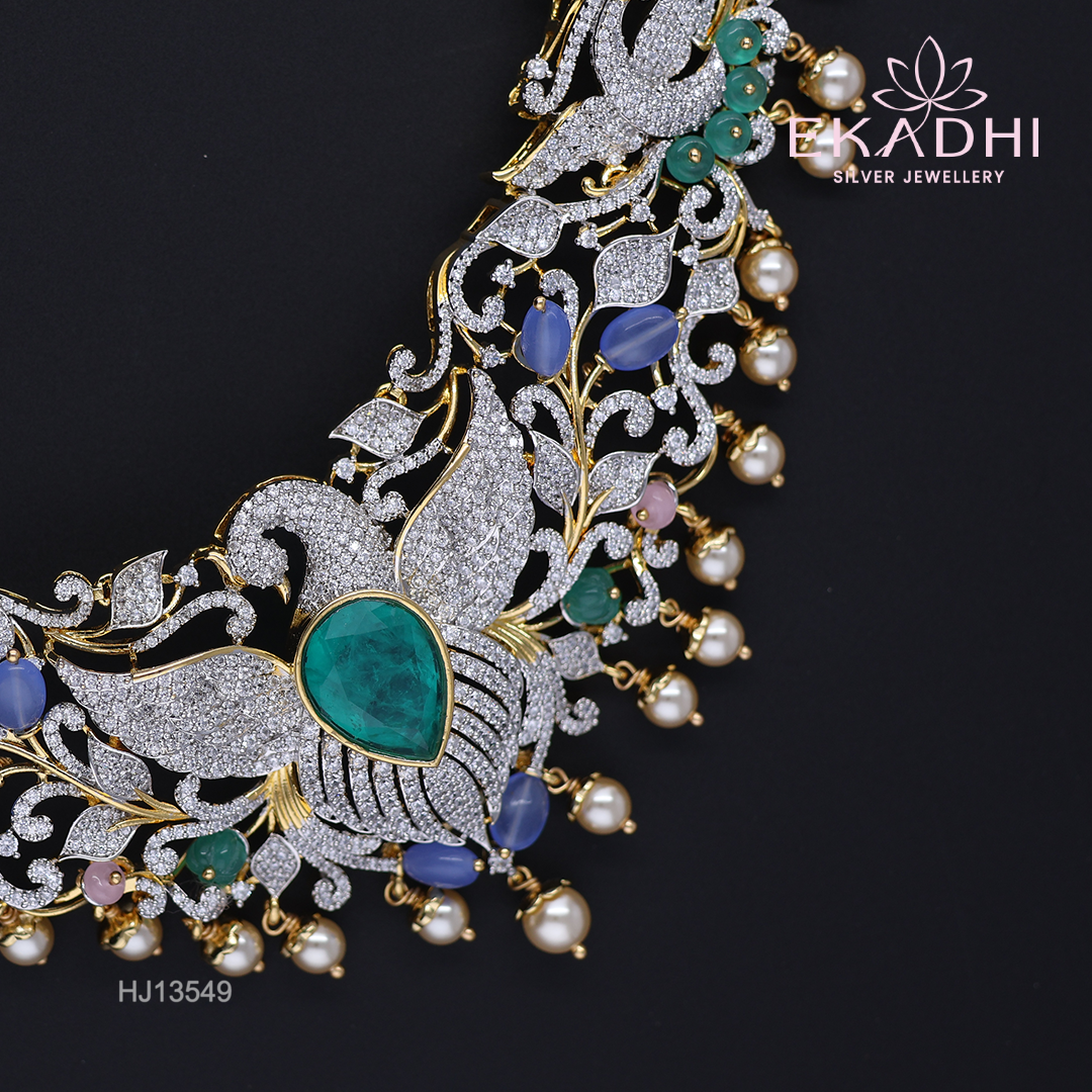 HJ13549 – Colour Stone Necklace with Swan Motif & Emerald Centerpiece