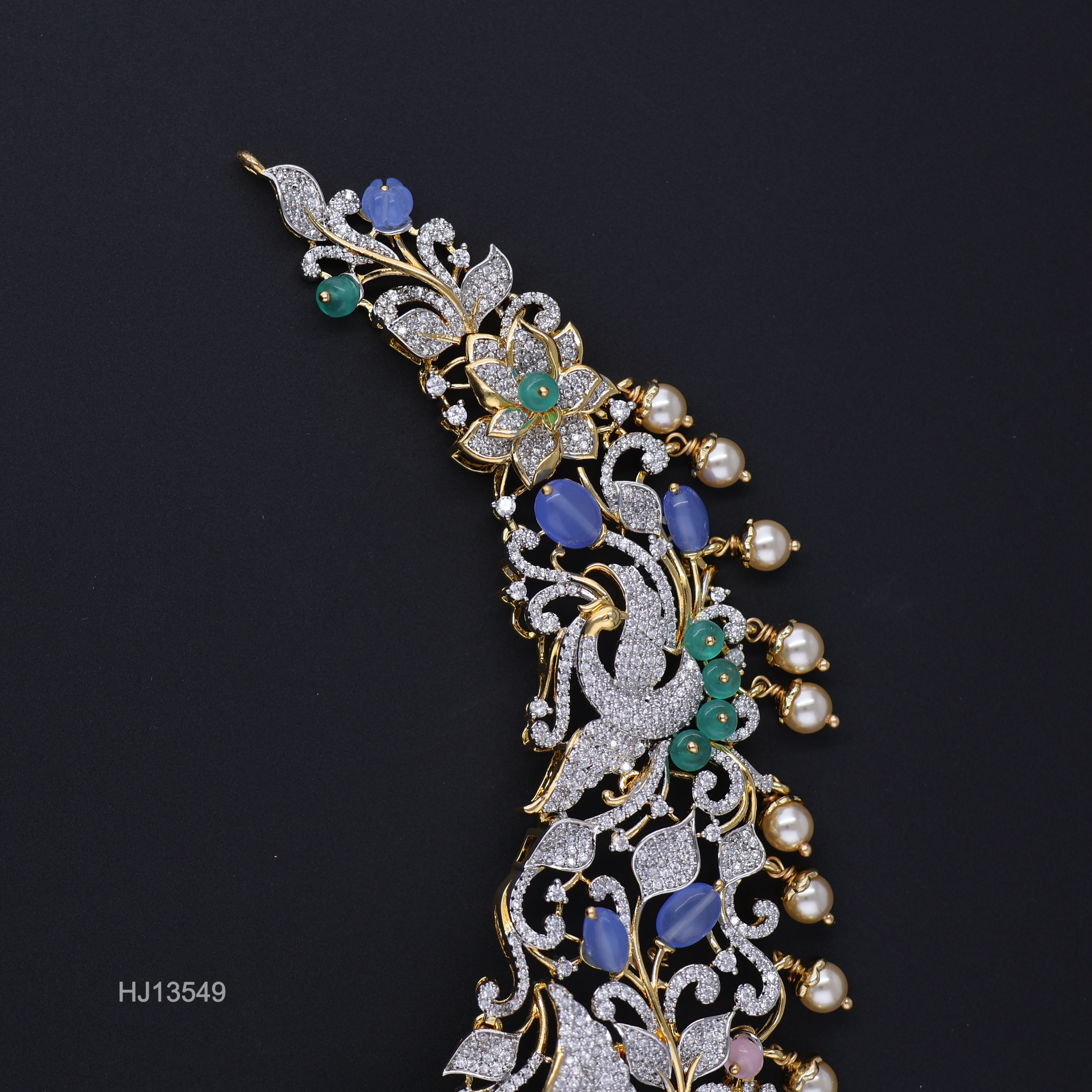 HJ13549 – Colour Stone Necklace with Swan Motif & Emerald Centerpiece