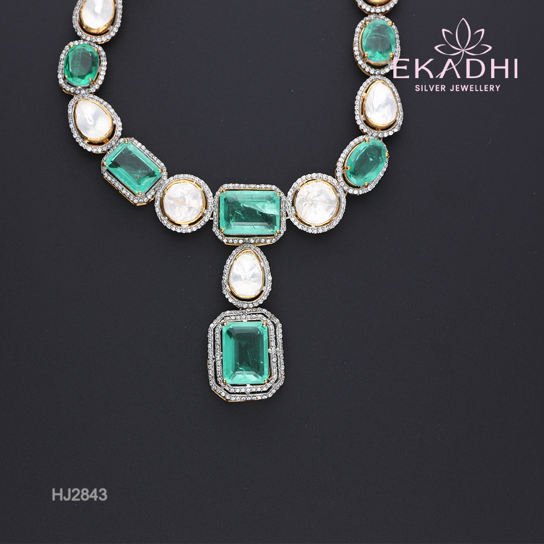 HJ2843 – Victorian Necklace with Emerald and White Stones