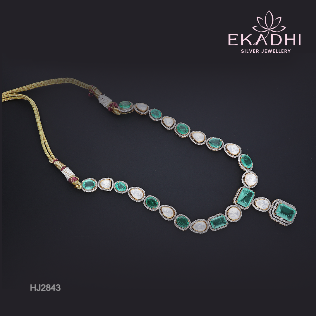 HJ2843 – Victorian Necklace with Emerald and White Stones