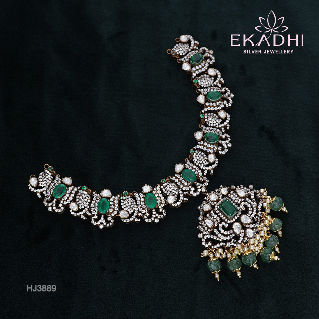 HJ3889 – Victorian Necklace with Green Stones and Traditional Detailing