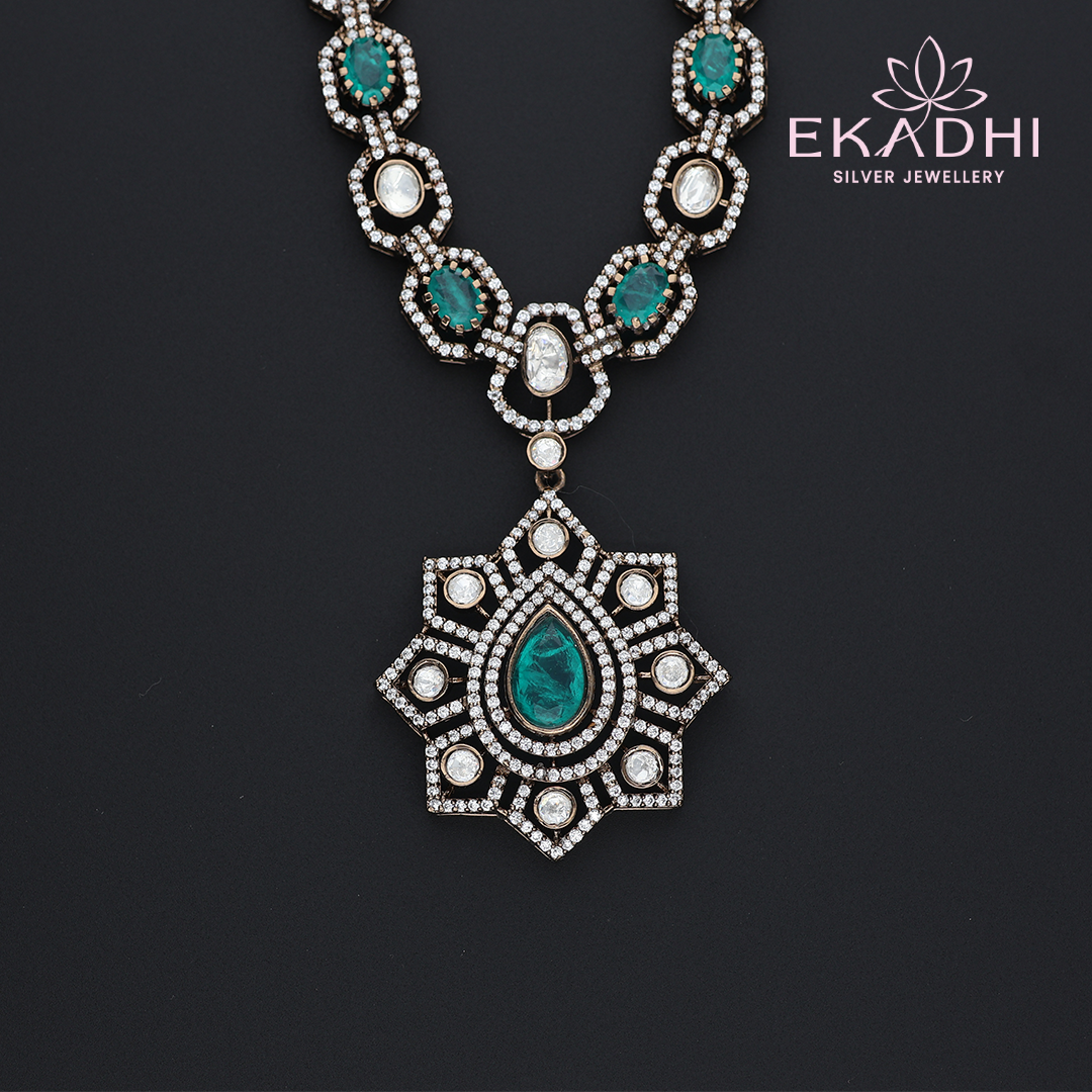 HJ13171 – Simple Victorian Necklace in Green and White Stones