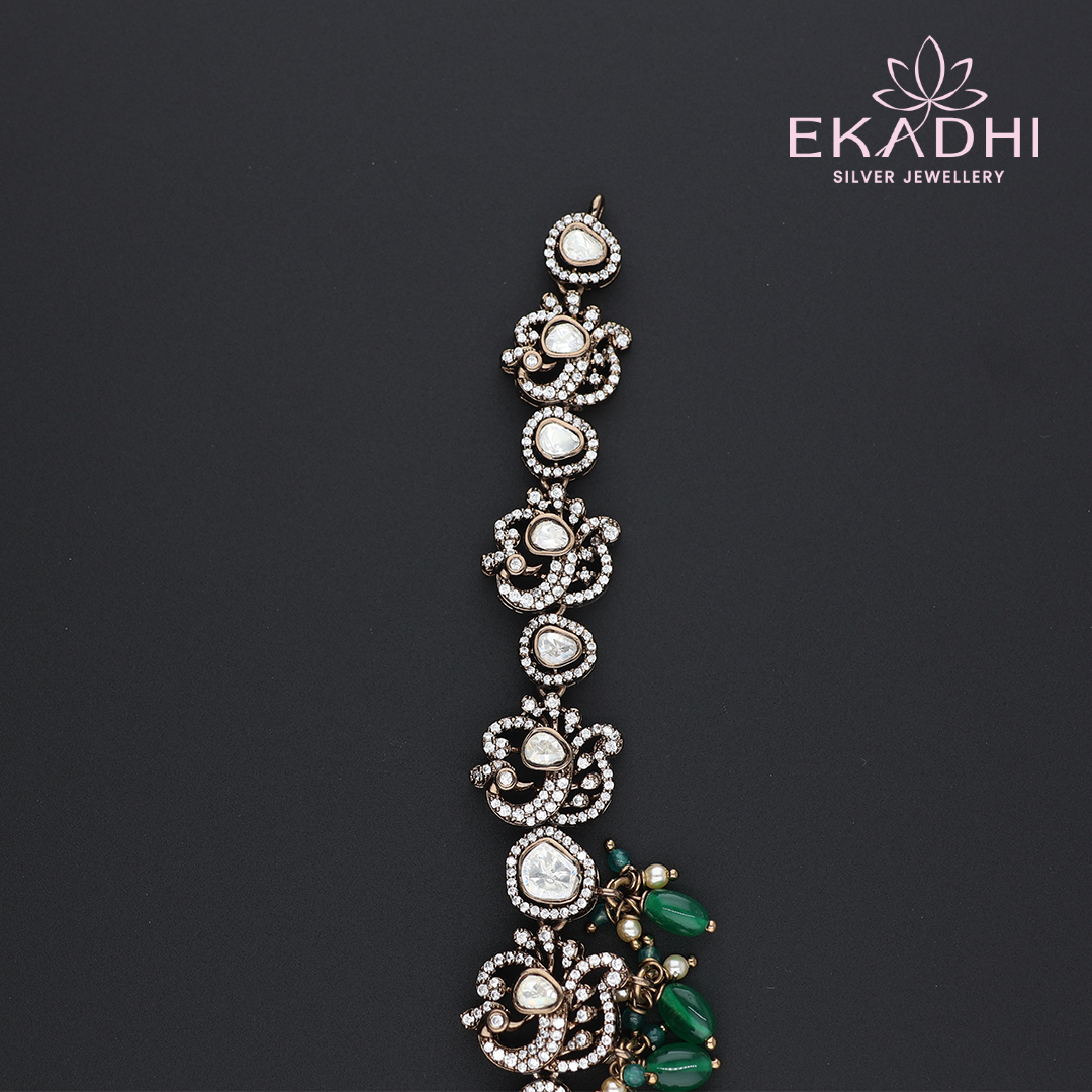 HJ13177 – Victorian Necklace with Green Beads and Grand Finish