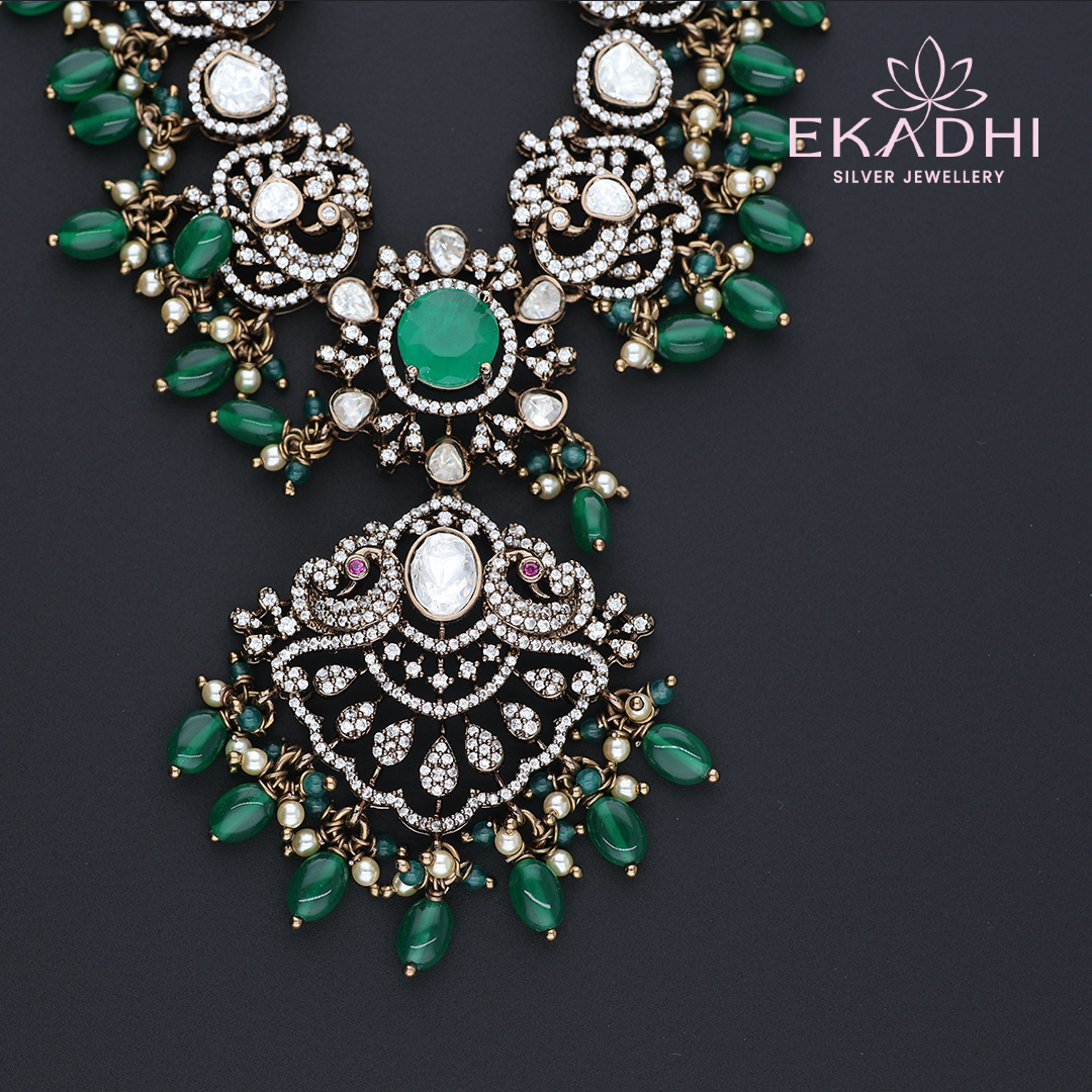HJ13177 – Victorian Necklace with Green Beads and Grand Finish