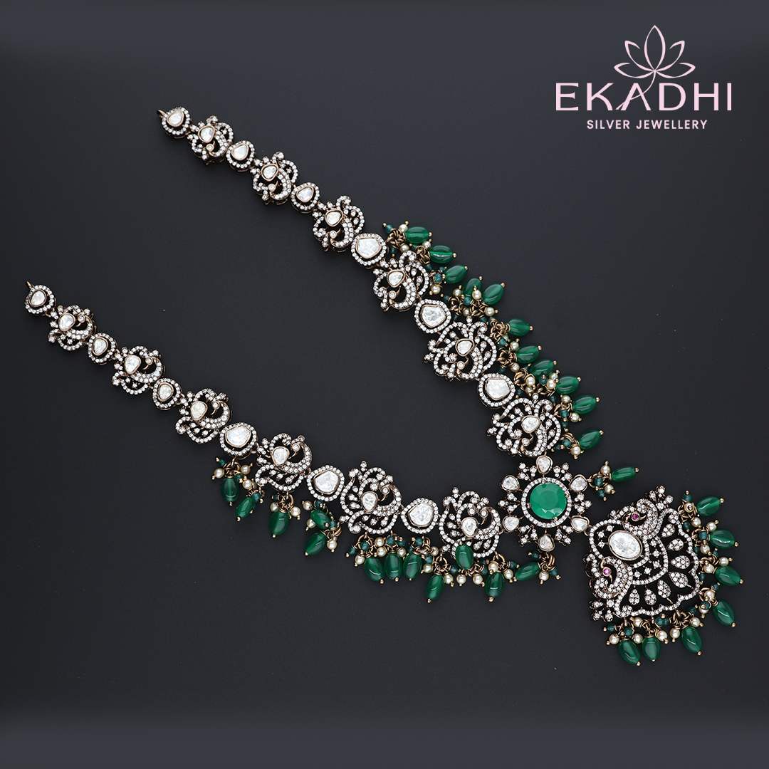 HJ13177 – Victorian Necklace with Green Beads and Grand Finish