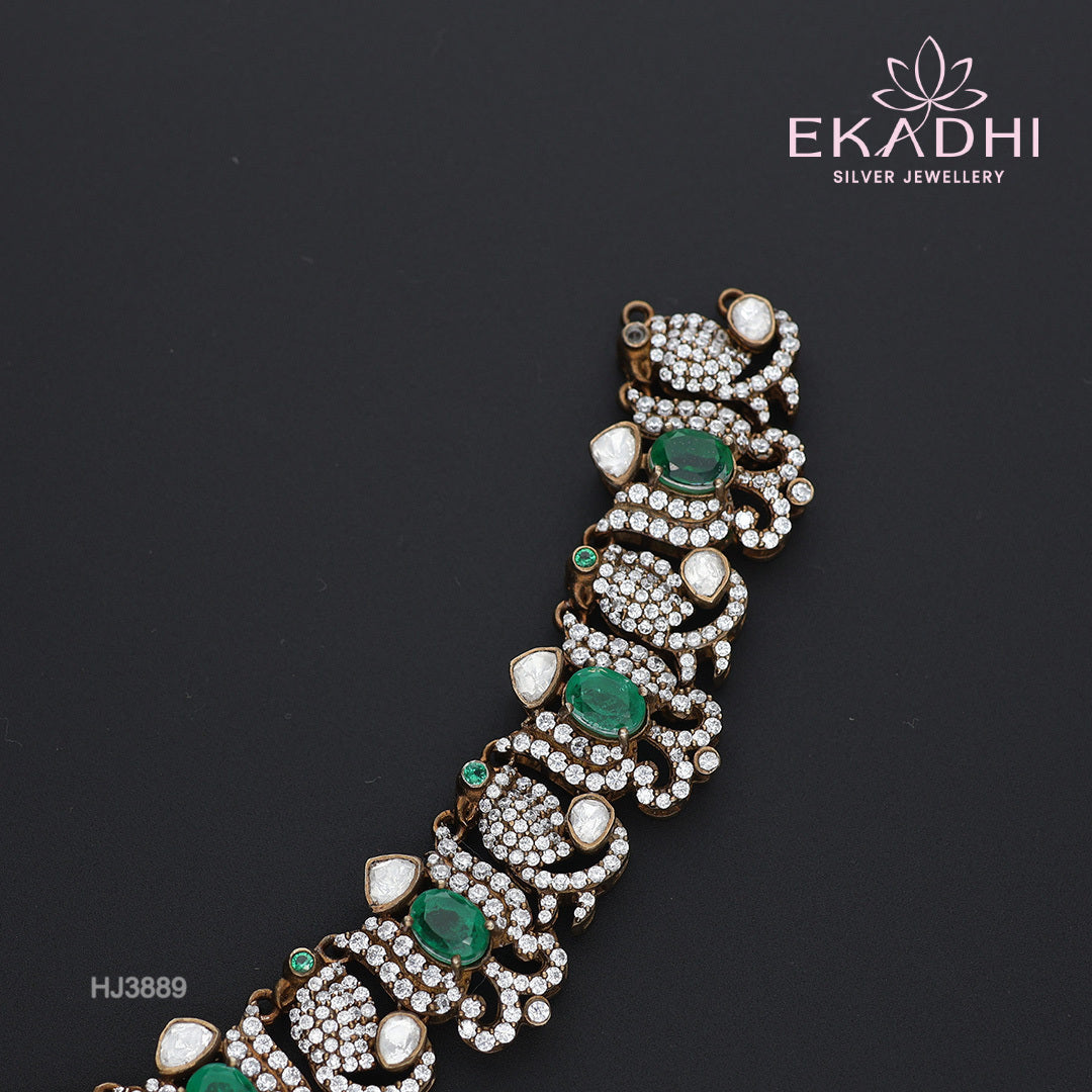 HJ3889 – Victorian Necklace with Green Stones and Traditional Detailing